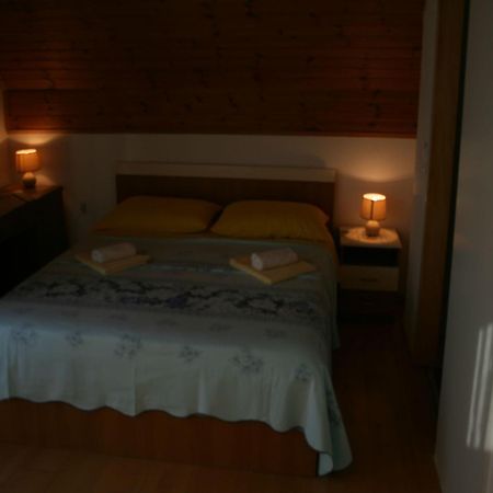 Adriana Guesthouse Jezerce Quarto foto