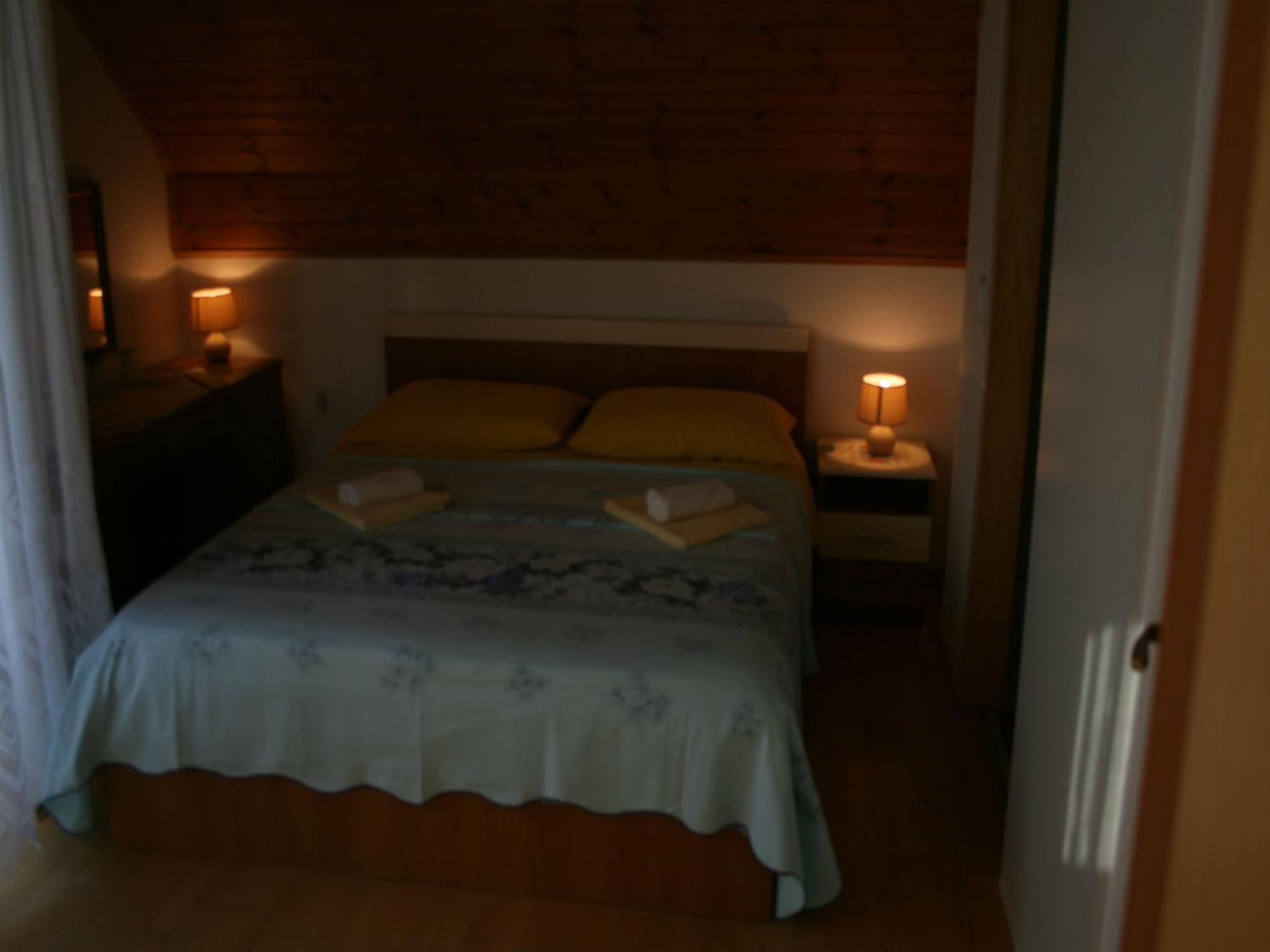 Adriana Guesthouse Jezerce Quarto foto