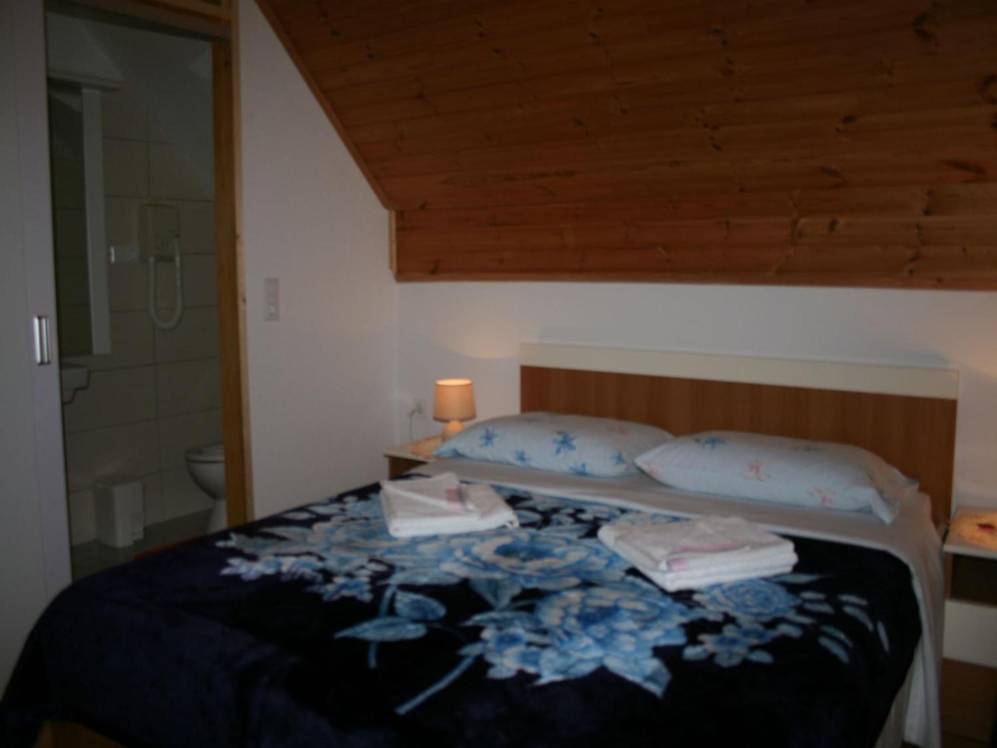 Adriana Guesthouse Jezerce Quarto foto